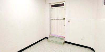 Este cómodo apartaestudio, ubicado en el sector de San Javier, es perfecto para ti. Cuenta con una habitación independiente para tu privacidad, sala comedor, un clóset, cocina sencilla y una práctica zona de ropas.