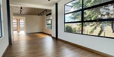 Ideal para quienes buscan un espacio de oficina práctica y bien ubicada, justo en el corazón del Polo Club, Bogotá, esta oficina, recientemente remodelada, para reestrenar, se desarrolla en una casa de dos plantas. Cuenta con: recepción, 4 espacios abiertos, 3 oficinas cerradas, una con baño privado, 7 baterías de baños, incluyendo baño para discapacitados, sala de juntas, cafetería, depósito y un amplio jardín (85 m2) que facilita la interacción y el trabajo en equipo. 

La ubicación permite el acceso a través de tres troncales de Transmilenio y las estaciones Calle 85, Los Héroes, Polo Club, la Castellana y la futura linea 1 del metro.

La oficina cuenta con sistema de CCTV para mayor seguridad. Tiene tres parqueaderos en línea.

No pierdas esta oportunidad de establecer tu negocio en un área en pleno desarrollo. Contáctanos para agendar tu visita.