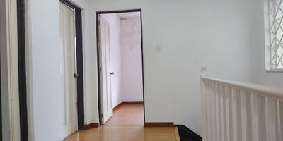 Casa o bodega en Galerias, ubicada a media cuadra de calle 53, amplios espacios para oficinas yo vivienda, bodega doble altura, ubicación estratégica con excelentes vías de acceso.