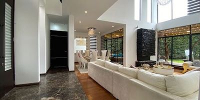 Casa con excelentes terminados y espacios grandes ubicada en La Calera, tiene antejardín y parqueadero. El conjunto cuenta con gimnasio y parqueadero ubicado cerca a zona comercial, vías principales y transporte publico.