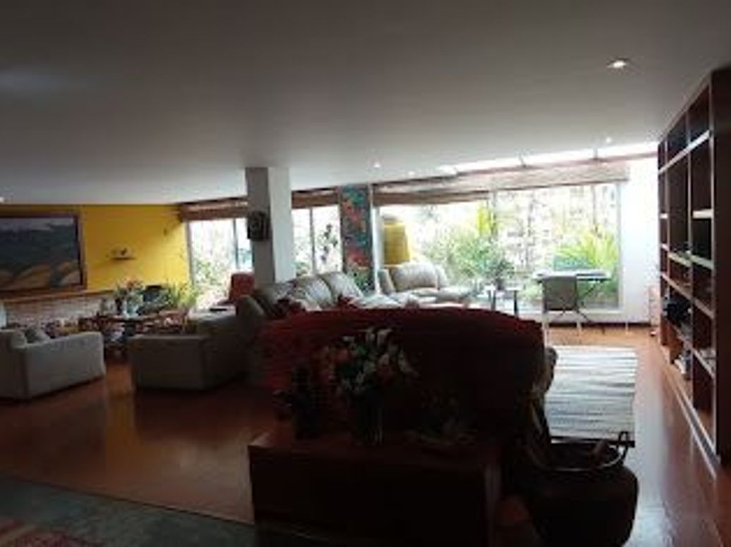 Apartamento de 3 alcobas en venta en El Refugio, Bogotá, 263 m² · foto 2 de 19