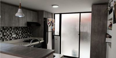 Casa unifamiliar, perfecta para familias numerosas que buscan comodidad y cercanía a todo. Está situada en un sector estratégico, a pocos pasos de la iglesia y rodeada de zonas comerciales.

Cuenta con seis (6) alcobas con closet, sala comedor independiente, cocina integral, dos (2) baños, zona de ropas, pisos en cerámica y garaje.

 

Cod inmo: 14983, Manizales - Caldas.
