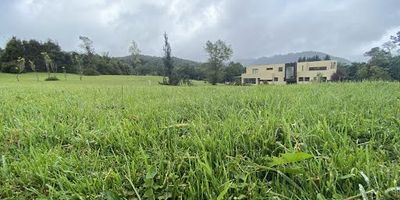 Magnifico lote rodeado de naturaleza en conjunto cerrado,ecológico,cuneta con amplias zonas verdes ,senderos ecológicos ,zonas para niños y salón social. Vía carreteable de fácil acceso y facilidad de transporte a 5mts de la carretera principal y cerca al centro comercial .Excelente vista