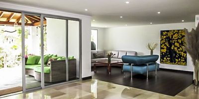 Casa en venta en unidad cerrada ubicada en el Alto de Palmas  via Aeropuerto cerca a multiples servicios complementarios en el Mall Indiana, Plaza Pakita, Merca ajuste y varios colegios del sector. Parcelacion totalmente campestre, muy tranquila y con facil acceso desde via principal. Piso en marmol y madera, puerta de seguridad, sala y comedor independientes y con chimenea, estudio, estar de tv. 3 alcobas con baño en cada una, jacuzzi, cocina integral abierta tipo isla, terraza muy amplia y lote de gran extension con zona verde aprox 7,300mts. Area de parqueo para 10 vehiculos 4 cubiertos. Parque infantil, placa polideportiva, vigilancia 24 horas, citofonia y circuito cerrado de tv. Inmuebles sujetos a verificación de disponibilidad.
