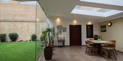 Casa con jardín interior , antejardin, sistema de automatización, estufa profesional, pisos en cerámica, cuatro garajes con servidumbre. Área terreno seiscientos punto ochenta y siete mts cuadrados, frente dieciséis metros por treinta y ocho punto sesenta y uno de fondo, construcción quinientos cincuenta mts cuadrados. También se vende como lote.