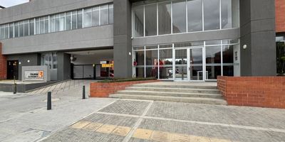 ¡Oportunidad de inversión en Lagos de Torca! Se vende acogedor apartamento que cuenta con 2 habitaciones, 1 baño, cocina integral y una excelente distribución que aprovecha cada espacio. El inmueble incluye garaje comunal asignado por sorteo, ideal para quienes buscan comodidad. Ubicado en un conjunto residencial que ofrece agradables zonas comunes, entre ellas parque infantil, salón social y terraza BBQ, perfectas para compartir en familia y con amigos. Entorno tranquilo, con fácil acceso a vías principales, transporte público y zonas de desarrollo en el norte de Bogotá. ¡No dejes pasar esta oportunidad agenda tu cita! Cod: 5003