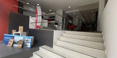 Excelente vitrina,sobre vía principal de alto flujo vehicular, super acabados en buen estado espacios abiertos facilidad de acceso y transporte