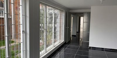 Gran casa totalmente remodelada, como nueva, con amplios espacios, de dos niveles, sala comedor en un ambiente, cocina independiente nueva, 4 hb, 3 baños, excelentes acabados, super bien ubicada muy cerca a la avenida 19.  La casa cuenta con iluminación natural, 4 o 5 parqueaderos y vigilancia 24 horas.