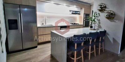 Venta de apartamento de 148 mt2 en laureles, Medellín, 3 alcobas, 3 baños completos, 1baño social, 3 closet, sala comedor, cocina integral con red de gas, calentador, zona de ropas, balcón, y parqueadero.Vende Activos y Bienes, Inmobiliaria experta en administración y arrendamiento de apartamentos, casas, locales, bodegas y oficinas en el Oriente Antioqueño, Medellín y toda el área Metropolitana. Información sujeta a cambios. Las imágenes de muebles, enseres, decoración y demás elementos son una referencia.