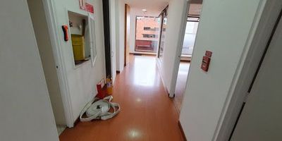 Oficina en arriendo en Chapinero. Todo el piso octavo. Consta de hall, recepción; en la parte derecha: espacio abierto de 70 mt, dos oficinas; en la parte izquierda: cocina integral, sala de reuniones, dos oficinas, una de ellas con baño privado. Rodeada por terraza de 92 mt; al entrar por el hall: un baño con espacio de archivador, otro baño con dos cubículos, cuarto eléctrico. Ascensores, recepción, 18 parqueaderos de visitantes. Pisos laminados, 3 bombas de agua, vista por calle y carrera.  Admon incluida.