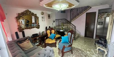 Se vende acogedora casa unifamiliar de tres pisos en el destacado barrio 20 de Julio. Con un área de 6 x 7 metros, esta propiedad ofrece una distribución funcional y cómoda.

Si  Distribución por Niveles
- *Primer Nivel*: Garaje para un carro, cocina práctica, sala-comedor amplia y baño social.
- *Segundo Nivel*: Tres confortables alcobas con clóset y un baño compartido, ideal para la privacidad familiar.
- *Tercer Nivel*: Alcoba principal con baño privado, tina para relajarse, clóset espacioso, zona de oficios útil y acceso a una plancha con vistas.

## Características Adicionales
- *Precio*: 300 millones de pesos, con posibilidad de negociación.
- *Financiamiento*: Se aceptan créditos para facilitar la compra.
- El barrio 20 de Julio es conocido por su ubicación estratégica y acceso a servicios esenciales 
Agenda tu cita y conoce esta hermosa y acogedora casa para tu familia