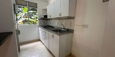 Excelente apartamento, ubicado en el sector de Castropol, cuenta con facilidad de acceso, ya que tiene una excelente ubicación, además fácil acceso a la Avenida el Poblado y avenida las palmas, cerca de Carulla de la avenida el Poblado y Carulla de Palms Avenue.