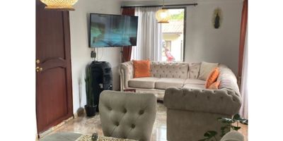 Un hogar con seguridad, comodidad y un ambiente familiar ideal para vivir tranquilamente.

Casa esquinera de dos (2) niveles, ubicada en conjunto cerrado con portería 24 horas y excelentes áreas comunes. Cuenta con tres (3) alcobas con clóset, sala-comedor, balcón, cocina integral, dos (2) baños, uno social, pisos en cerámica y patio de ropas.

Cod inmo: 14986, Manizales - Caldas.
