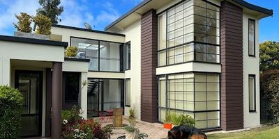 Casa dos plantas, cuatro alcobas con baño cada una, dos de ellas con chimenea  balcón, terraza, cinco baños, estar de t.v., cuarto y baño de servicio, mesón con plancha tepenyaqi salón de cine bar con pantalla curva, se entrega con electrodomésticos de cocina y comedor. El conjunto cuenta con  salón comunal, cancha de tenis, jaula de golf, caballerizas, rodeada de jardines. Gran oportunidad de Inversion.