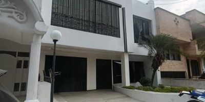 Vendo casa en  Barrio el ingenio 
Área 400 m2 
Dos pisos 

1 piso sala comedor cocina 
2 baños 
Patio de ropas
Patio para zona verde 

2 piso
3 alcobas 
2 baños
Sala de TV 
Baños con bañera  
Garaje cubierto 

Valor $850 millones 
Negociable