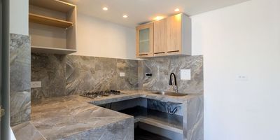 En arriendo acogedor apartamento ubicado en el Conjunto Residencial El Peñol, en Ciudad Guabinas, Yumbo. El inmueble se encuentra en un cuarto piso sin ascensor y cuenta con un área de 55 m² distribuidos en tres habitaciones, dos baños, sala-comedor, cocina y zona de oficio. El conjunto ofrece piscina, zona de juegos para niños y parqueadero comunitario, brindando un ambiente seguro y familiar. Gracias a su ubicación estratégica, tiene fácil acceso a transporte, comercio y servicios. Una excelente opción para quienes buscan comodidad, tranquilidad y un espacio ideal para su hogar. Cod: 64