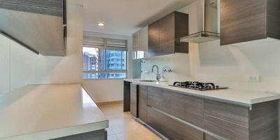 Apartamento ubicado en Castropol, cuenta con facilidad de acceso, ya que tiene una excelente ubicación, además fácil acceso a la Avenida el Poblado y avenida las palmas, cerca de Carulla de la avenida el Poblado y Carulla de Palms Avenue.