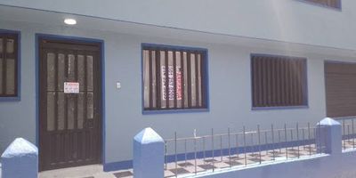 Excelente ubicación, exterior, Salacomedor, cocina con estufa a gas natural, lavaplatos y muebles superior e inferior en formica, zona de ropas con lavadero e instalación para lavadora, una alcoba con closet, baño con división y ducha eléctrica, pisos en vinisol y baldosa.  sin garaje. Servicios de acueducto y energía con medidor esclavo,  gas natural independiente. Ubicado en zona residencial y diagonal al parque de Ciudad montes.