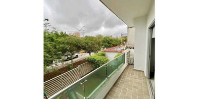 Apartamento Amoblado en Arriendo – Villa Santos, BarranquillaSe arrienda apartamento amoblado de 75 m² ubicado en el sector de Villa Santos. El inmueble cuenta con dos habitaciones, balcón, amplia terraza y parqueadero privado.Características principales:Área: 75 m²2 habitacionesBalcónTerrazaParqueaderoAmobladoEdificio sin piscinaUbicado en una zona residencial tranquila, cercana a centros comerciales, restaurantes y con fácil acceso a vías principales.