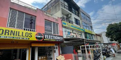 Gespron alquila apartamento en el sur de la ciudad, barrio Panamericano, Segundo piso, sin parqueadero, El apartamento consta de sala comedor bastante amplio, gran espacio y distribución, cocina semi integral con muebles superior e inferior en madera, instalación gas natural, espacio para lavadora y nevera, patio con iluminación natural, lavadero en cerámica, tres habitaciones con closet en madera, habitación principal con baño privado completo, dos habitaciones con closet en madera de techo a piso y ventanal amplio, baño social completo. Apartamento ubicado en lugar estratégico de la ciudad, cerca a centros comerciales, parques, universidades, almacenes de cadena, canchas deportivas y zonas verdes. No te quedes sin la experiencia de vivir en este lugar, que estás esperando llama ya!! 8852929