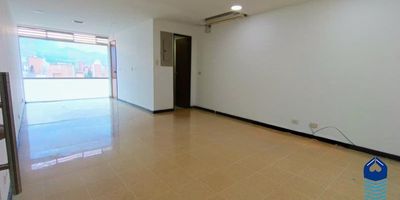 Se arrienda oficina de 33 m² en Laureles, ubicada sobre la Avenida 33, en un edificio empresarial con excelente proyección y fácil acceso a transporte público, comercios y servicios. El espacio cuenta con baño privado, cocineta interna y parqueadero, ofreciendo comodidad y funcionalidad para tu negocio. El edificio dispone de vigilancia 24 horas y acceso controlado, lo que garantiza seguridad en todo momento. Una excelente opción para profesionales o empresas que buscan un lugar estratégico y bien ubicado en el occidente de Medellín. ¡Contáctanos y agenda tu visita hoy mismo!