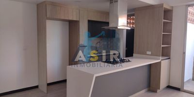 Se arrienda cómoda, espaciosa y acogedora casa en Rionegro, ideal para una familia o amigos que busquen comodidad y buena ubicación. cerca de varios colegios, cerca de tiendas y comercio, cuenta con excelente acceso de transporte público.

No pierdas esta excelente oportunidad. Contáctanos para más información o agendar tu cita. Tu nuevo hogar te está esperando.
