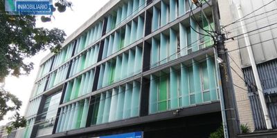 Oficina con posibilidad de uso para local, para arriendo con área de 214,58 metros cuadrados aproximadamente y altura de 3.20 metros. Al valor del canon se le debe sumar el IVA del 19 porciento. Incluye cuota de  administración. Cuenta con dos parqueaderos. Ubicada en Edificio en sector comercial, que cuenta con Circuito cerrado de TV, vigilancia privada, parqueaderos privados, tanques de reserva de agua, planta de emergencia en zonas comunes y zona de comidas en el segundo nivel. Incrementos del IPC + 3 Puntos porcentuales. Por quedar en sector con cercanía a vía principal como la Avenida Guayabal, a la Estación Ayurá del Sistema Metro, cuenta con fácil acceso a transporte público.