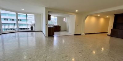 Apartamento para la venta en la Milla de Oro en el Poblado, al lado de San Fernando Plaza, Oviedo y el centro comercial Santa fé.  Es amplio, iluminado y en muy buen estado.

Cuenta con 3 alcobas, 3 baños, alcoba y baño de servicio, biblioteca, cocina integral abierta, balcón, 2 parqueaderos paralelos y un cuarto útil.

El edificio tiene portería 24 horas zona infantil, zona social, sauna, y salón social.
