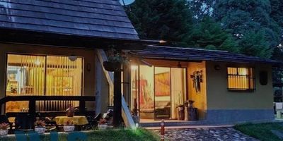 Si buscas un lote para disfrutar un espacio independiente o construir junto a amigos o familiares, esta es tu propiedad. El lote de 6.546m2 se encuentra dividido en 2 matrículas independientes, en una de ellas ya se encuentra la construcción de una casa tradicional, de 2 pisos, 3 alcobas, 3 baños completos, cuarto de hobbies chimenea y una agradable y amplia cocina que se conecta a través de barra americana al comedor y un espacio tipo kiosko con horno y asador para disfrutar en familia.  AL