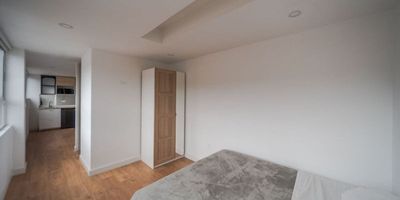 Apartaestudio amoblado recien remodelado con excelentes acabados cuenta con baño privado. El apartamento cuenta con cama, nevera, sofa, televisor, estufa, microondas, blackouts. Los servicios públicos se encuentran incluidos dentro del canon de arrendamiento.