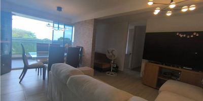 Apartamento inteligente en venta en sector de la samaria ibague conjunto Mangle, un sector que hoy es sinónimo de alta valorización, proyección y crecimiento en la ciudad. Este exclusivo inmueble de 90 m2 ha sido diseñado para quienes buscan un estilo de vida moderno, cómodo y con el respaldo de una inversión segura.

El apartamento cuenta con 3 habitaciones amplias , 2 baños con acabados de primera calidad, sala comedor con un amplio blacon rodeado de barra de vidrio tempalo resistente, una cocina integral con isla central que se convierte en el corazón del hogar, un estudio perfecto para teletrabajo, 2 depósitos externos que facilitan el orden y almacenamiento y parqueadero cubierto privado.

En el conjunto residencial encuentras zonas sociales de alto nivel una sala de cine privada para tus momentos de entretenimiento, gimnasio completamente equipado, piscina para adultos, piscina para niños vigilancia 24 horas.
