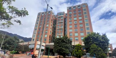 Excelente consultorio de 40 m²
Distribuido en 3 espacios funcionales, con baño privado, pisos en vinílico y vista interior. Incluye garaje de uso exclusivo, un gran beneficio para pacientes y visitantes.
Ubicado en moderno edificio inteligente que cuenta con 5 ascensores, salón para conferencias, planta eléctrica para zonas comunes, baterías de baños en cada piso y servicio de parqueadero para visitantes. Cumple con todas las normas exigidas por la Secretaría de Salud, garantizando un espacio seguro y adecuado para la atención médica.
Ubicación estratégica, cerca de zonas comerciales, de la Clínica Los Cobos y con acceso directo a vías principales, lo que asegura facilidad de llegada para pacientes y profesionales de la salud.