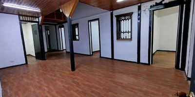 Buscas casa comercial en el centro de Pereira? tenemos esta excelente opcion disponible, casa comercial con un area construida de 400 metros cuadrados y un area comun de 200 metros cuadrados distribuidos en 3 niveles, adicional cuenta con un total de 25 habitaciones y 15 banos lo que la hace ideal para un alto flujo de personas.
La ubicacion estrategica de la casa hace que se muy facil llegar en transporte publico o caminando ya que esta ubicada en pleno dentro de Pereira entre la carrera 4 y 5, No esperes mas comunicate con nosotros.