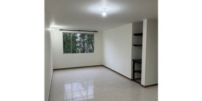 Oportunidad de venta! Apartamento en quinto piso sin ascensor, con un área de 60 m2. El inmueble cuenta con tres alcobas (principal con baño), dos baños en total, sala comedor, cocina integral, zona de oficios y parqueadero propio. Se encuentra en un excelente sector sobre la calle 16, cerca de la avenida Guadalupe, con acceso a parques, comercio, colegios, transporte público y centros médicos, lo que lo convierte en una opción ideal para quienes buscan vivir en un lugar estratégico, seguro y con gran valorización.
