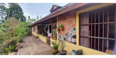 En Venta — Casa Finca en La Estrella, Sector Pueblo Viejo

Vive rodeado de naturaleza en un espacio amplio y tranquilo, con excelente conectividad y alto potencial de valorización.

Área del Lote: 1.775,50 m²
Área Construida Casa Principal: 114,80 m²
Área Garaje: 34,3 m²
Mezzanine: 21 m²

Distribución de la Casa:
Cocina semi integral
Sala - comedor
Tres (3) alcobas
Dos (2) baños (uno en alcoba principal y otro social)
Patio de ropas
Mezanine
Parqueadero para 4 vehículos con estructura para un segundo piso

Detalles adicionales:
Árboles frutales (mandarinos y limón)
Pozo séptico
Acceso por vía en gravilla

Ubicación estratégica:
La finca se encuentra en Pueblo Viejo, una de las zonas rurales con mayor proyección de valorización en La Estrella. Aquí predominan fincas de recreo y parcelaciones cerradas con excelente urbanismo, rodeadas de naturaleza y tranquilidad.

Además, la zona cuenta con:
Transporte público permanente (rutas Medellín – Caldas – La Estrella)
Servicio de taxis y rutas integradas al Metro

Precio de Venta: $830 millones

Contáctanos para mayor información.

