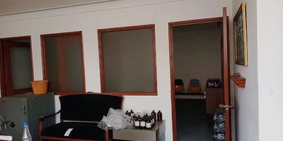 MARAVILLOSO INMUEBLE UBICADO EN EL BARRIO SIETE DE AGOSTO , CUENTA CON CUATRO NIVELES Y APARTAESTUDIO Y TERRAZA.EN PRIMER NIVEL CUENTA CON LOCAL COMERCIAL, SEGUNDO NIVEL CUENTA CON OFICINAS , TERCER NIVEL BODEGA Y EN EL ÚLTIMO CONTAMOS CON EL APARTAESTUDIO.CERCA A VIAS PRINCIPALES Y CON GRAN FLUJO DE PERSONAS.