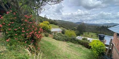 Magnifica vista a la montaña lote rural alejado del bullicio,por carretera destapada a cinco minutos de la carretera principal.