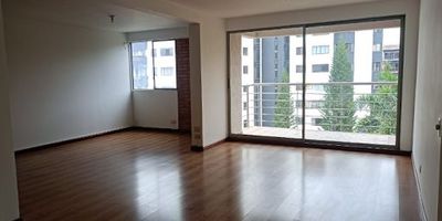 Apartamento en arrendamiento en sector de Los Balsos en el Poblado. Cuenta con buenos acabados, cómodos espacios, excelente iluminación natural, balcón en alcoba principal y en sala comedor, cuarto con baño de servicio, todo dentro de un entorno campestre, familiar y tranquilo. En urbanización con piscina, parque infantil, zonas verdes y salón social. Con acceso rápido a la avenida Las Palmas, cerca de supermercados La Vaquita, Colegio Santa María del Rosario, a cinco minutos del Centro Comercial El Tesoro y Centro Comercial Santa Fe. Cómodas vías de acceso y con facilidad de abordaje a rutas de transporte público.