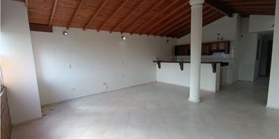 CÓDIGO ARR: 2289

Salon comedor, 4 alcobas, 3 closets + entrepaños, cocina integral, alacenas, red de gas, lavadero, zona ropa, piso clase ceramica, obra blanca, 2 baños cabinados, 2 lavamanos, calentador a gas. 

Area 120 mts aprx

Puntos de referencia: Estanquillo Express 40 / Urb. Guayacan de La Plaza
