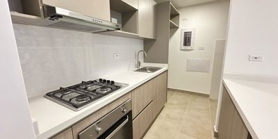 Apartamento en venta para estrenar ubicado en Puerto Colombia, el nuevo epicentro de la valorización y el futuro distrito turístico de la región, a solo 15 minutos del sector Buenavista de Barranquilla y a 90 km de Cartagena, el apartamento cuenta con área de 76m2, dos habitaciones cada una con baño, cocina integral, área de labores, baño social, closet de linos, adicional cuenta con 67metros de terraza aprovechables, rodeados de hermosas zonas comunes campestres tipo club, Gym, coworking, cancha recreativa, piscinas, zona BBQ, horno de pizza, kioskos, planta de energía de suplencia total. Cod: 962