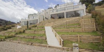 Casa a 800 metros de la vía principal.cerca a colegios,supermercados y a siete minutos del municipio,cada alcoba con baño.escalera en zapan,chimenea en alcoba principal,tres terrazas excelentes,cuenta con cámaras de seguridad  acabados