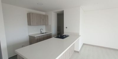 Apartamento en ARRIENDO de 3 alcobas (principal con vestier, baño y balcón - auxiliar con closet), mueble de linos, salon comedor, cocina integral, balcón, zona de ropas, parqueadero y cuarto útil.