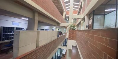 Bodega en venta en Santa Sofía, Bogotá, Cundinamarca. Esta propiedad comercial e industrial de 2186 m² construidos ofrece 7 baños y 4 parqueaderos. Ubicada en una zona estratégica, asegura fácil acceso y cercanía a TransMilenio, facilitando el transporte y logística. Cuenta con vigilancia 24 horas para mayor seguridad. Con 31 años de antigüedad, mantiene su funcionalidad para operaciones. Para más información o agendar una visita, puede contactar por WhatsApp, solicitar que lo contacten o ver los teléfonos disponibles.