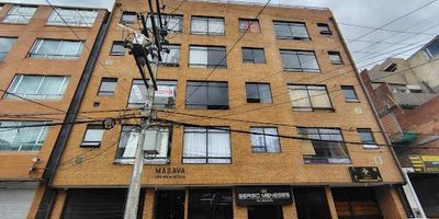 Se arrienda apartamento en el barrio Granada Norte, localidad de Suba, estrato tres, con un área de 54 m². El inmueble cuenta con sala-comedor, dos alcobas con clóset, cocina integral con estufa a gas, dos baños, calentador a gas, pisos en laminado y zona de ropas. Tiene 5 años de construcción, ascensor y servicio de vigilancia. Su ubicación es estratégica, con acceso por la Autopista Norte y la Calle 170, cerca de parques, paraderos del SITP y estación de Transmilenio. Para más información comuníquese con el ejecutivo comercial Camilo Alfonso al celular o WhatsApp 3182543232, o al correo electrónico camilo.alfonso@inmobiliariasaliadas.com
.