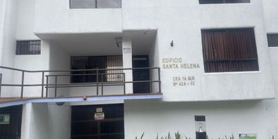 Vendemos amplio apartamento con tres cómodas habitaciones, dos baños, garaje, deposito, muy buena luz natural.
Fácil acceso por escaleras al segundo piso, ademas cuenta con cuarto y baño de servicio.