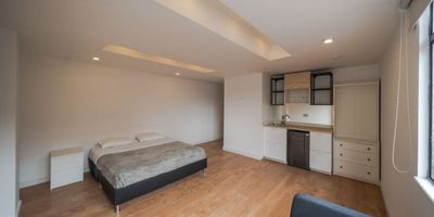 Apartaestudio amoblado recien remodelado con excelentes acabados cuenta con baño privado. El apartamento cuenta con cama, nevera, sofa, televisor, estufa, microondas, blackouts. Los servicios públicos se encuentran incluidos dentro del canon de arrendamiento.