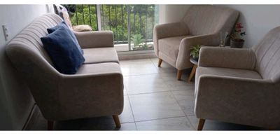 Apartamento muy bonito en el municipio de Envigado, barrio El Salado, ideal para vivir o invertir. Esta propiedad se encuentra totalmente terminada y ubicada en un sector tranquilo, cómodo, aireado, bien iluminado y de ambiente campestre y residencial. Cuenta con tres habitaciones, todas con closet, la principal con baño privado y un baño social, ambos con cabinas en vidrio templado. Tiene cocina integral, zona de ropas y un espacio adecuado para estudio. El transporte público está cerca, así como la Universidad de Envigado. Las zonas comunes están se entregarán al finalizar en proyecto en 2026 o principios de 2027, la unidad actualmente está en construcción e incluirán piscina, senderos y gimnasio. Se trata de una excelente oportunidad en un sector de alta valorización. La administración es de 150 mil pesos