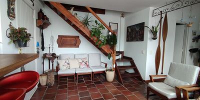 Apartamento Duplex de 90m en el exclusivo sector de Manila, El Poblado. Cuenta con 2 comodas alcobas, excelente iluminacion natural y ubicacion privilegiada. Facil acceso a transporte publico, supermercados, zona rosa, restaurantes y centros comerciales. Ideal para quienes buscan comodidad, estilo de vida urbano y cercania a todo.