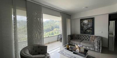 Codigo 28693. Apartamento en venta ubicado en Sabaneta sector Tres EsquinasCaracterísticas:• 87,7 m² construidos – 1 nivel• 3 habitaciones (principal con vestier y baño privado)• 2 baños en total• Sala–comedor y zona de ropas independiente• Cocina abierta integral con cubierta eléctrica, campana y mesón en mármol• Balcón con buena vista• Parqueadero sencillo y cuarto útil• Red de gas y servicios públicos completosDescripción:Apartamento en venta en el sector Tres Esquinas de Sabaneta. Una propiedad moderna y funcional de 87,7 m² con diseño abierto y excelente iluminación natural.Cuenta con 3 alcobas, la principal con vestier y baño privado con cabina en vidrio templado; dos alcobas auxiliares con clóset y pisos en porcelanato. En total son 4 baños con acabados en cerámica, además de zona social con salón–comedor integrado al balcón, ideal para disfrutar de un espacio familiar confortable.La cocina abierta tipo americana está equipada con mesón en mármol, cubierta eléctrica y campana extractora, conectada a la zona de ropas independiente. El apartamento incluye parqueadero sencillo y cuarto útil.Entorno:– A solo 5 minutos del Parque Principal de Sabaneta y Universidad CEIPA– Cerca de supermercados Euro, Farmatodo y centro comercial Vegas Plaza– Fácil acceso a la Av. Regional y Av. Las Vegas– Próximo a Hospital Venancio Díaz y Unidad Deportiva INDESA– Zona residencial tranquila, rodeada de cafés, restaurantes y serviciosZonas comunes:Portería 24 horas, lobby, piscinas para adultos y niños, salón social, gimnasio, sauna, turco, cancha, zona BBQ, parque infantil, zonas verdes, espacio para mascotas y parqueadero de visitantes.Nota:Actualmente arrendado.
