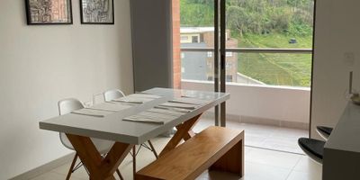 Apartamento en venta en El Edificio París, Sabaneta, área de sesenta y cinco metros cuadrados, ideal para quienes buscan confort, estilo y buena inversión. El inmueble cuenta con dos habitaciones, dos baños, sala comedor, cocina integral, balcón, zona de ropas independiente y parqueadero privado. Estrato cuatro. Edificio moderno con excelentes zonas comunes: piscina, gimnasio, salón social, zonas verdes, vigilancia permanente. Muy bien ubicado en Las Lomitas, con acceso cercano a supermercados, rutas de transporte público, colegios y servicios esenciales. Precio de venta: seiscientos noventa millones de pesos. Valor estimado de administración: $250.000 a $300.000 mensuales, dada su área y las amenidades del conjunto. Una oportunidad para vivir con calidad o invertir en una zona de alta valorizacion. Agenda tu cita ya.